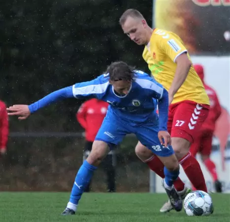 Dürfen Paul Meins von Eutin 08 (links) und Niclas Lange vom FC Dornbreite Lübeck die Saison 2020/2021 in der Oberliga Schleswig-Holstein normal beenden?